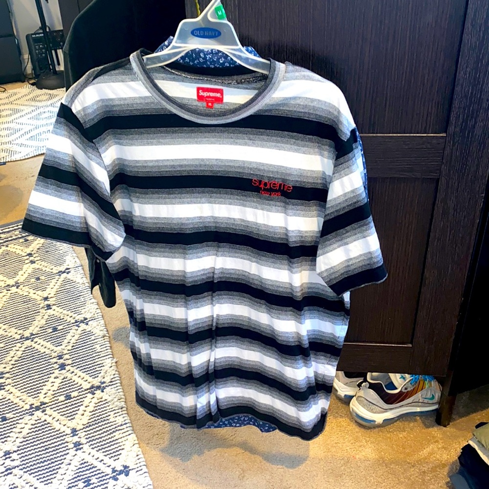 Striped short sleeve T shirt.